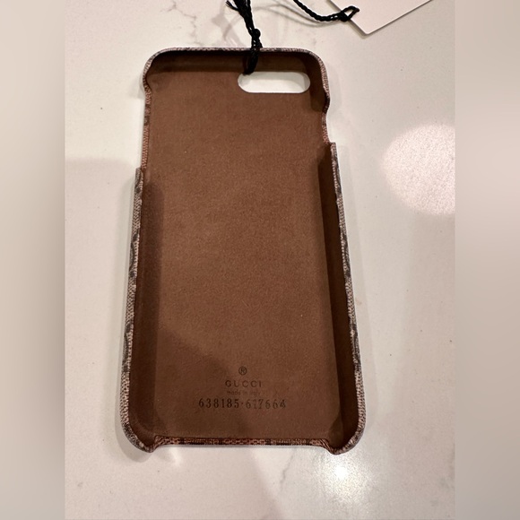 GUCCI GG Supreme Bee Phone Case iPhone 7 and iPhone 8 - BRAND NEW WITH TAGS - Picture 2 of 2